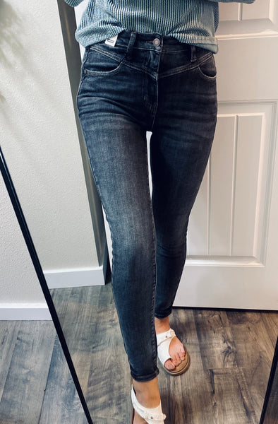 Judy Blue Black Washed V Skinny Denim